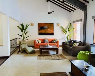 Cloud Nine Bed & Breakfast - Dehiwala-Mount Lavinia - Living room