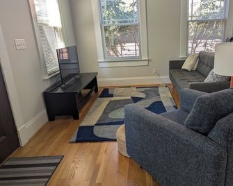 Private 1 Bed, 1 Bath Arts & Crafts Charmer Near Uncg, Downtown - Greensboro - Living room