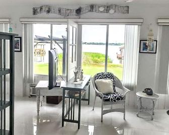 Peaceful Lakeside Retreat - Winter Haven - Living room