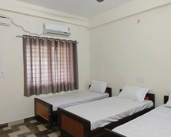 Hotel Ayyans Park inn - Kelambakkam - Bedroom