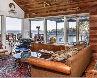 Spring Or Fall Vacation By The Sea ~ Graduation Week In May + One July Week Left - Marblehead - Living room