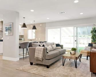 Beautifully Remodeled 3BR Home 5mi to Disney! - Fullerton - Living room