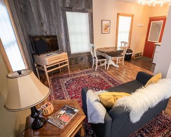 Newly remodeled, private, sunny downtown apartment; near restaurants & shopping. - Viroqua - Living room