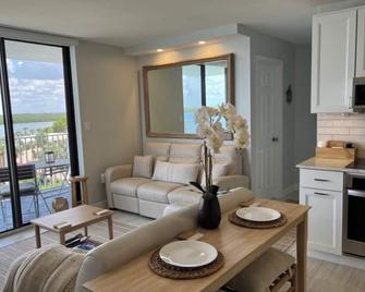 Lover's Key Beach Club by Check-In Vacation Rentals - Estero - Huiskamer
