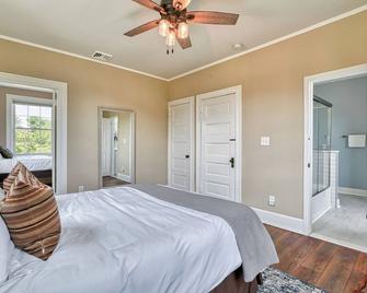 Historic Farmhouse Retreat w/ flower farm & chickens in Baltimore suburbs! - Lutherville Timonium - Bedroom
