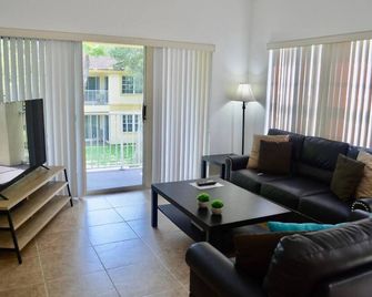 320D - Boca Retreat w/ Pool, Parking, Near Evert Tennis & Shops - Boca Raton - Living room