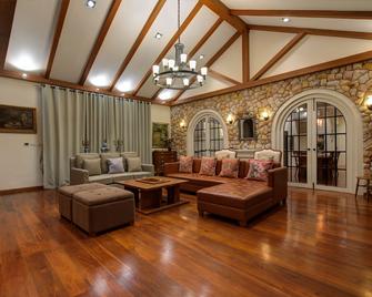 Chateau de Prim Khao Yai - Ban Khao Yai Thiang Tai - Living room