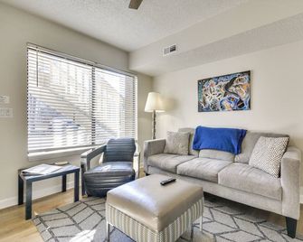 15 Mi to Greensboro: Archdale Condo w/ Fireplace - Archdale - Wohnzimmer