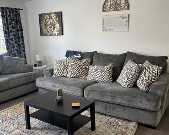 Our Happy Place 1br Condo - Centralia - Living room