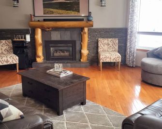 Large Fam Friendly Home - Hot Tub- Air Conditioning - Game Room - Child Friendly - Bellevue - Living room