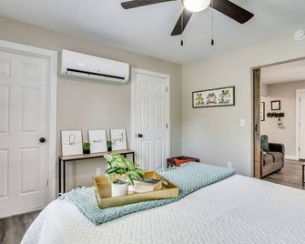 Walking Distance to Downtown Wichita - In Unit W/D! - Wichita - Bedroom