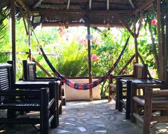 Gerty's Tourist Inn Powered By Cocotel - Moalboal - Patio