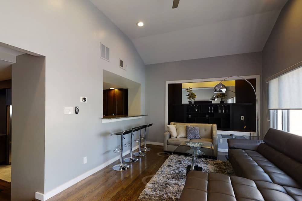 Entire two-unit four-story townhouse, for multi-family vacations; free parking - Wilmington - Living room