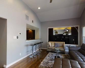 Entire two-unit four-story townhouse, for multi-family vacations; free parking - Wilmington - Living room