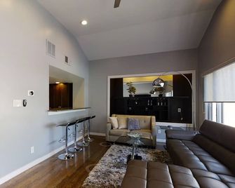 Entire two-unit four-story townhouse, for multi-family vacations; free parking - Wilmington - Living room