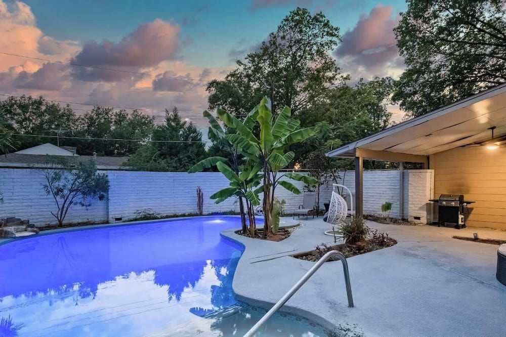 Stunning 5BR 2BA Holiday Home with Private Pool and Cinema - דאלאס