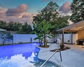 Stunning 5BR 2BA Holiday Home with Private Pool and Cinema - דאלאס