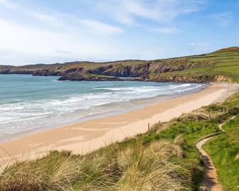 The Barn, Holiday Cottage Trelerw, St Davids, Sleeps 5, 3 bedrooms, bathrooms - St David's - Beach