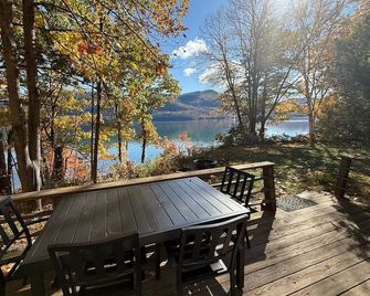 Silver Bay Cottage - on the lake, private dock - Hague - Balcón
