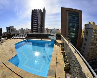 ليون بارك هوتل إي كونفيسويس - كامبيناس - حوض السباحة