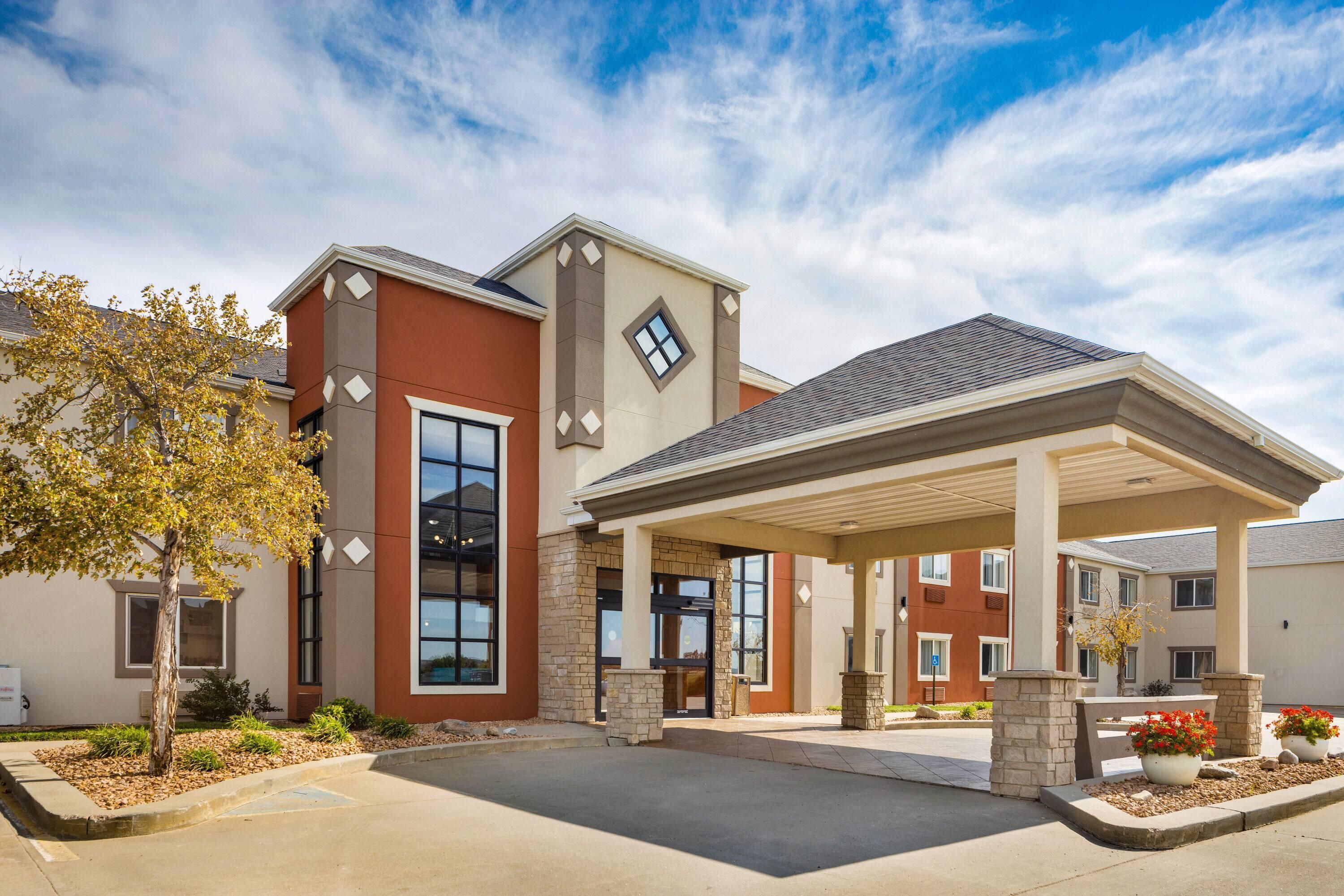 Howard Johnson by Wyndham Oacoma Hotel & Suites - Oacoma - Edificio