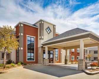 Howard Johnson by Wyndham Oacoma Hotel & Suites - Oacoma - Building