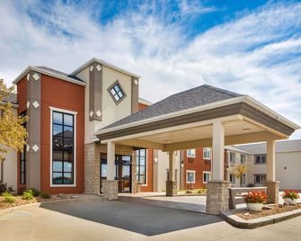 Howard Johnson by Wyndham Oacoma Hotel & Suites - Oacoma - Edificio