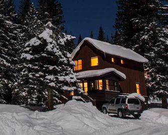 Lamar Valley Cabins are spacious modern-rustic cabins one mile from Yellowstone - Silver Gate - Toà nhà