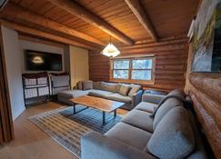 Beautiful Log Cabin on Saganaga Lake - Maple Hill - Living room
