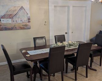 Delightful 4-BR with pond, deck, spacious yards in Picayune - Picayune - Essbereich