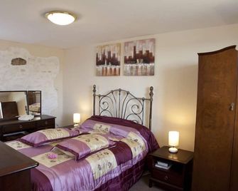 Merlin Cottages: 4 Merlin House, Games Room, Sleeps 6 - Llandovery - Chambre
