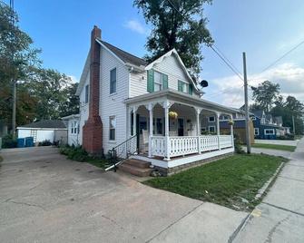 Holiday House - Huron - Building