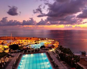 فندق موڤنبيك بيروت - بيروت - حوض السباحة