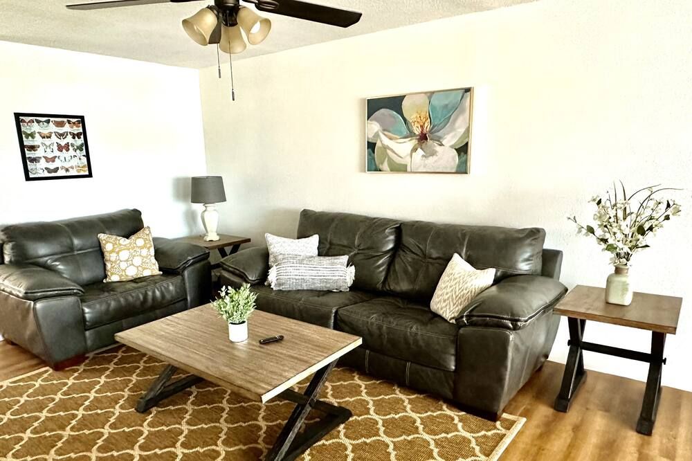 Cozy cottage in peaceful, rural setting, 15min away from public beach on lake - Jacksonville - Wohnzimmer