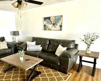 Cozy cottage in peaceful, rural setting, 15min away from public beach on lake - Jacksonville - Wohnzimmer