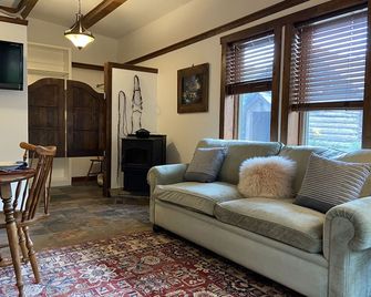 Cowboy cabin with private patio - Basalt - Living room