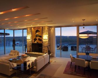 Splendid Isolation: Private Luxury. Breathtaking Modern Villa On Hudson Bluffs. - Highland - Living room