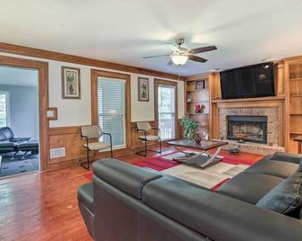 Pet-Friendly House w/ Deck in Lawrenceville - Lawrenceville - Living room