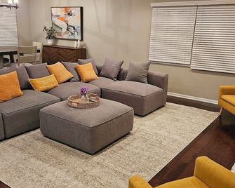 Charming 3-bedroom house in fabulous Troy, Michigan - Troy - Living room