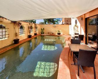 Adobe Motel - Cairns - Bể bơi