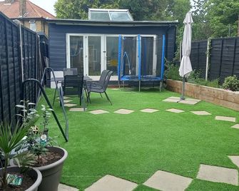 Stunning 1-Bed Cabin in Bromley with Hot Tub - Bromley - Patio