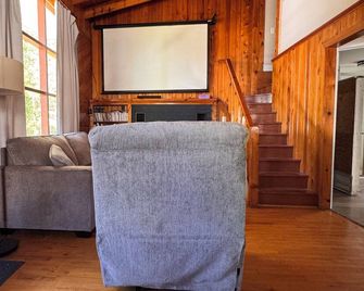 Fall Getaway - 2-Bedroom Cottage in Manistique near Indian Lake - Manistique