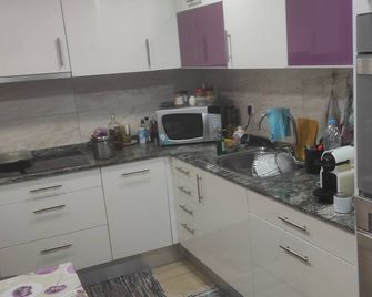 Habitación Totalmente Equipado de Alto Confort en una Casa con Jardín - Barcelona - Keittiö