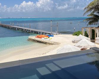 Maria's Kan Kin - איסלה מוחרס - חוף