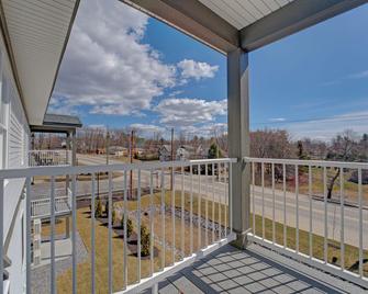 Rustic Charm Meets Modern Luxury: Stylish 2br, 1ba Apartment - Auburn - Balcony