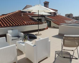 Top floor penthouse apartment with terrace in the historical center, 3 km from the beach - Oristano - Varanda