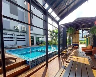 Bangkok Boutique Resort Rangsit - Thanyaburi - Pool
