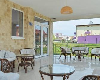 Mykonos Mamaia Boutique Villa Hostel - Mamaia - Balkon