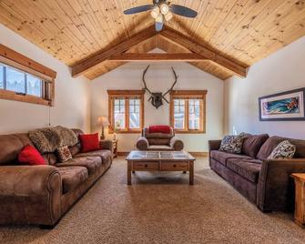 Discover mountain serenity at its finest in our stunning home, complete with a soothing hot tub. - Kimberley - Wohnzimmer