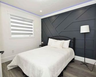 Home Sweet Home + Free Parking & Wifi - Brampton - Bedroom